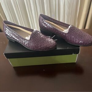 Trotters flat shoes color amethyst size 7.5 M